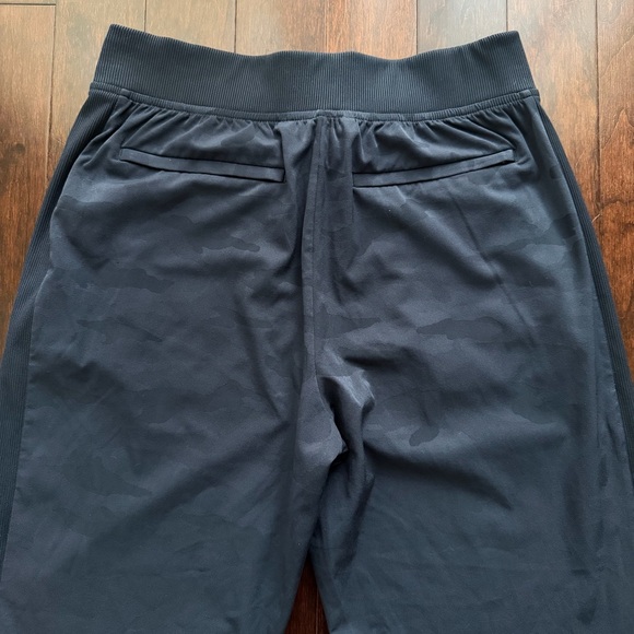 Athleta Brooklyn Ankle Navy Camo Pants, Size 6, Mid rise, Tapered Leg Active Gym - Picture 5 of 9